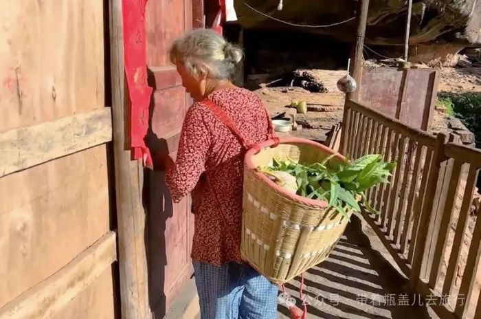 Đối với 2 vợ chồng già, nơi đây không chỉ là chỗ ở mà còn lưu giữ gần như toàn bộ ký ức của cuộc đời. Ảnh: QQ
