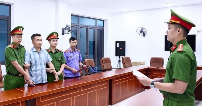 Nguyễn Hà Duy tại cơ quan công an.