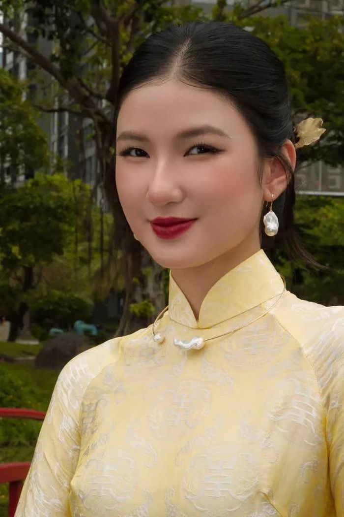 Nàng Mơ - hot girl đang được giới trẻ yêu mến.