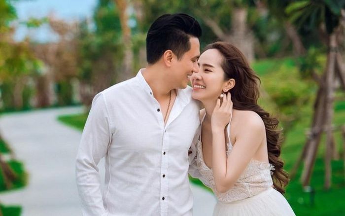 Sau khi chia tay người vợ thứ hai, Việt Anh liên tục vướng nghi vấn tình cảm với diễn viên Quỳnh Nga.