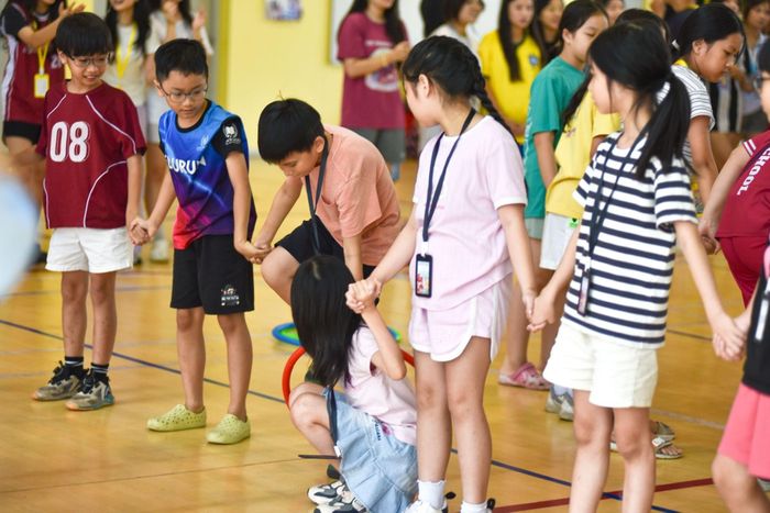 Các trại viên tham gia trò chơi trong ngày Văn Hóa và Thể Thao: Dải Màu Ươm Dấu