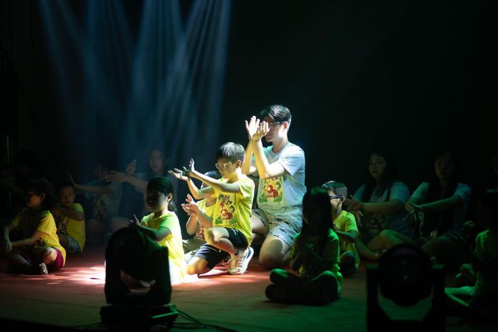 Tiết mục của các em nhỏ và các tình nguyện viên trong Gala: Nét Màu Mơ