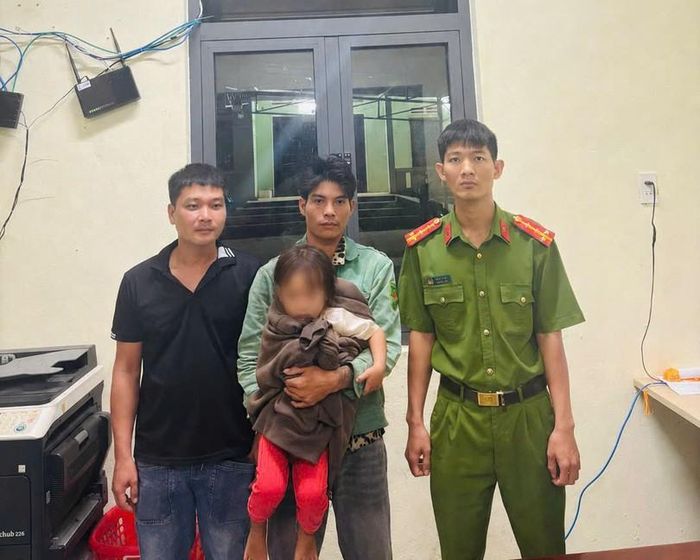 Bố cháu bé đến nhận và đưa cháu về với gia đình. Ảnh: CA.