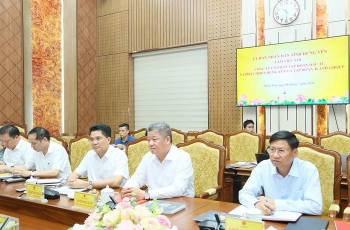 Ông Nguyễn Mạnh Quyền, Phó Bí thư Tỉnh ủy, Chủ tịch UBND tỉnh trao đổi tại buổi làm việc.