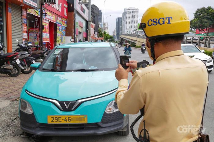 CSGT sử dụng thiết bị nghiệp vụ ghi hình phạt nguội các vi phạm. Ảnh: Phòng CSGT Hà Nội