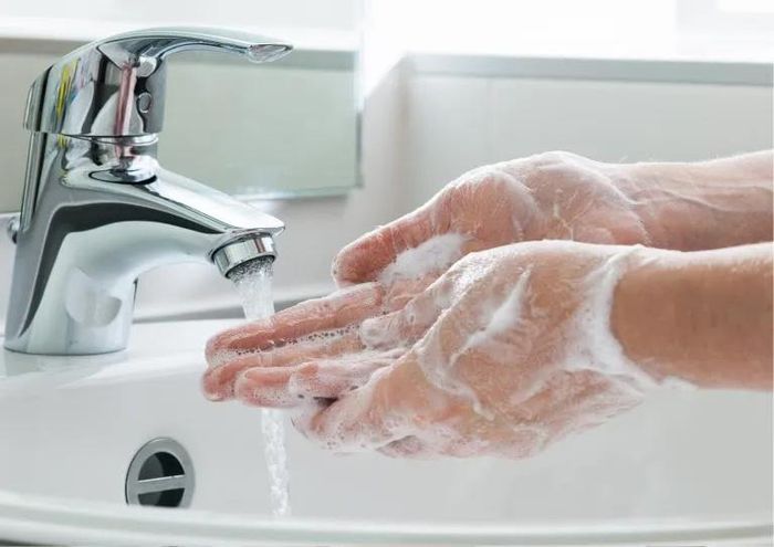 Bạn nên rửa tay bằng xà phòng sau khi xử lý bao bì