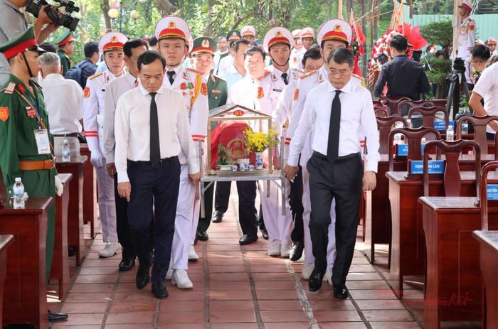 Thủ tướng Lê Minh Hưng và Bí thư Thành ủy TPHCM Trần Lưu Quang đưa hài cốt liệt sĩ vào nhà quàn