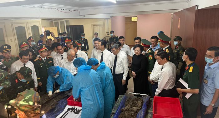 Thủ tướng Lê Minh Hưng cùng các địa biểu giám sát hoạt động lẫy mẫu sinh phẩm để giám định ADN