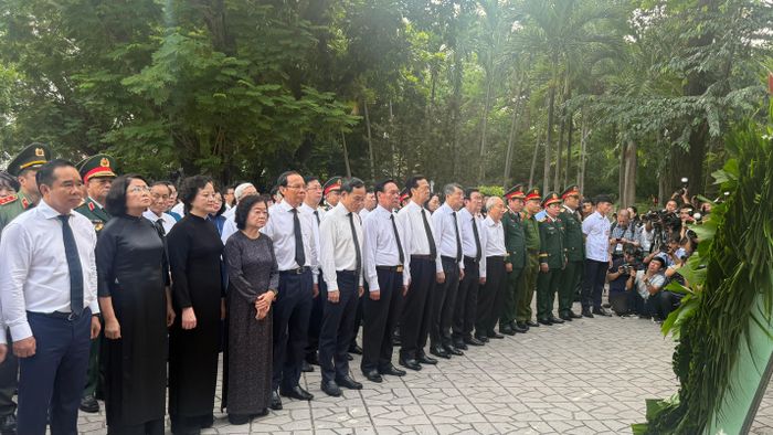 Thủ tướng Chính phủ Lê Minh Hưng cùng các đại biểu dâng hoa, dâng hương tại Công viên Lê Thị Riêng