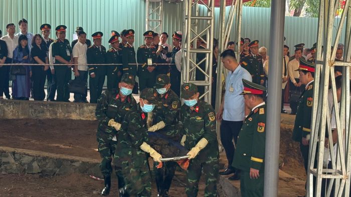 Hài cốt các liệt sĩ được cất bốc, đưa lên