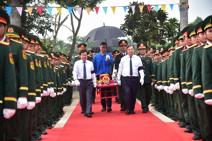 Phó Thủ tướng Phạm Gia Túc (phải) và Bí thư Tỉnh ủy Tây Ninh Nguyễn Văn Quyết cùng các đại biểu đưa hài cốt liệt sĩ đến nơi an táng