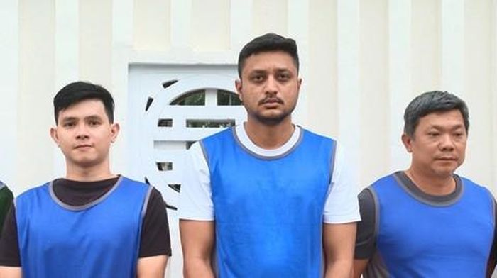 Đối tượng Abhishek Deepak Patel, quốc tịch Ấn Độ (giữa) là người quản lý hàng hóa và tiền bán hàng của đường dây buôn lậu kim cương tại Việt Nam