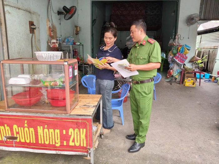 Công an xã Nhuận Đức hướng dẫn người dân cài đặt và sử dụng các tính năng, tiện ích trên ứng dụng "SOS an ninh trật tự"