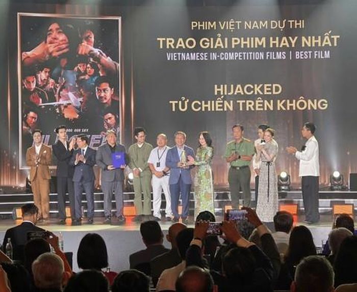 Giải "Phim Việt Nam hay nhất" thuộc về Tử chiến trên không do Điện ảnh Công an Nhân dân sản xuất