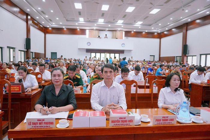 Các đại biểu và cử tri tham dự buổi tiếp xúc
