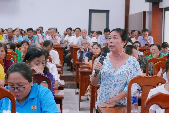Buổi tiếp xúc cử tri vào chiều 6/7 thu hút hàng trăm cử tri tham dự