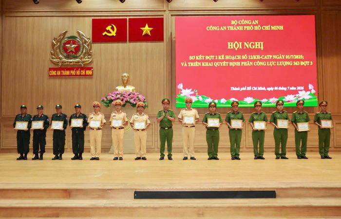Thượng tá Nguyễn Thành Hưng, Phó Giám đốc CATP trao khen thưởng cho các cá nhân đạt thành tích xuất sắc