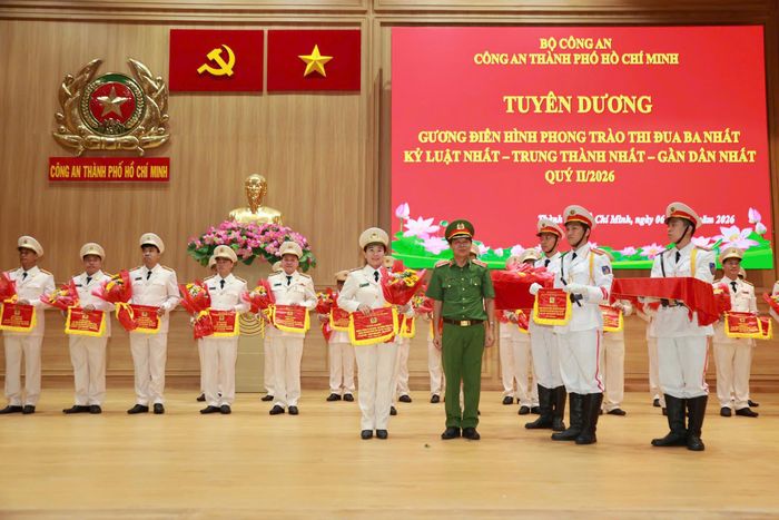 Thiếu tướng Nguyễn Thanh Hưởng, Phó Giám đốc CATP trao Cờ tuyên dương và hoa cho các tập thể, cá nhân xuất sắc trong thực hiện phong trào thi đua “Ba nhất” trong Quý II/2026