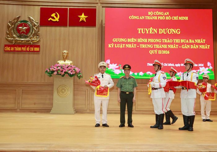 Thiếu tướng Nguyễn Thanh Hưởng, Phó Giám đốc CATP trao Cờ tuyên dương và hoa cho các tập thể, cá nhân xuất sắc trong thực hiện phong trào thi đua “Ba nhất” trong Quý II/2026