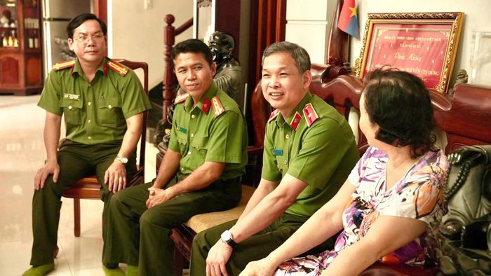 Thiếu tướng Tạ Văn Đẹp, Phó Giám đốc CATP trò chuyện, thăm hỏi thân nhân gia đình đồng chí Nguyễn Chí Dũng