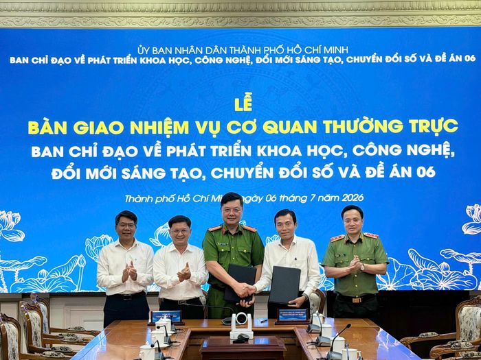 Các đồng chí lãnh đạo chứng kiến lễ ký kết bàn giao giữa 2 cơ quan