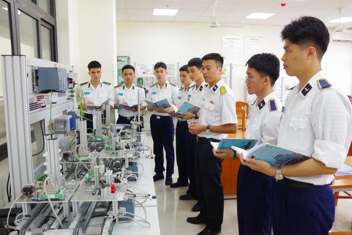 Giờ học thực hành chuyên ngành tại Khoa Cơ điện.