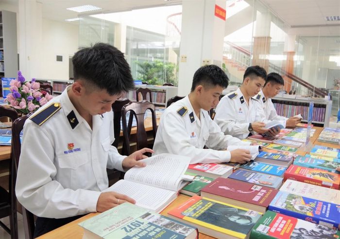 Học viên nghiên cứu tài liệu tại Trung tâm Học liệu.