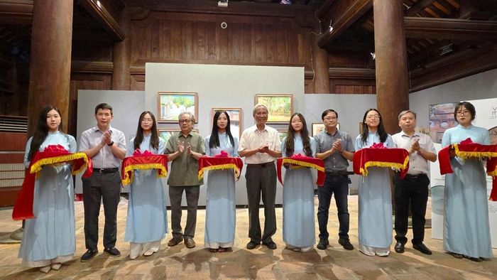 Các đại biểu thực hiện nghi thức cắt băng khai mạc triển lãm.