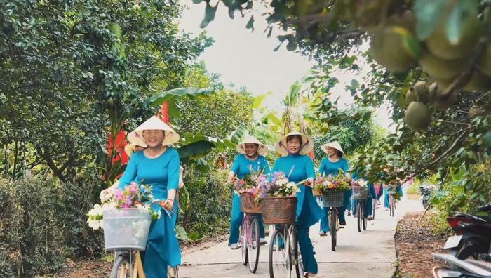 Sáng 5/7, phường Hương Trà đã tổ chức chương trình đạp xe vì cộng đồng với chủ đề “Áo dài Huế - Hương sắc Thanh Trà”