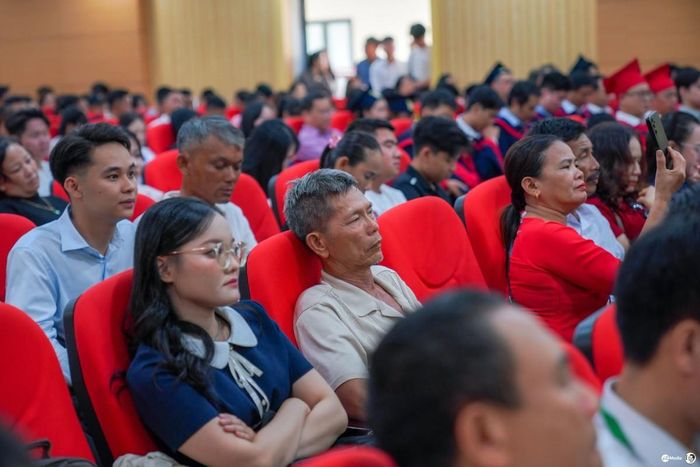 Hình ảnh để lại nhiều xúc cảm nhất chính là những người cha, người mẹ lặng lẽ ngồi dưới khán đài
