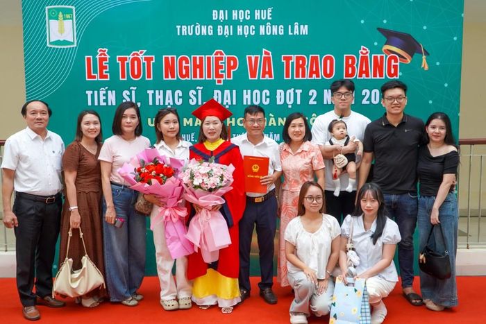 Tân Tiến sĩ chụp hình lưu niệm cùng người thân và gia đình tại buổi lễ nhận bằng