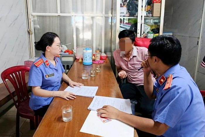 Làm việc để xác minh sự việc trước khi ban hành kiến nghị. Ảnh: Xuân Nha
