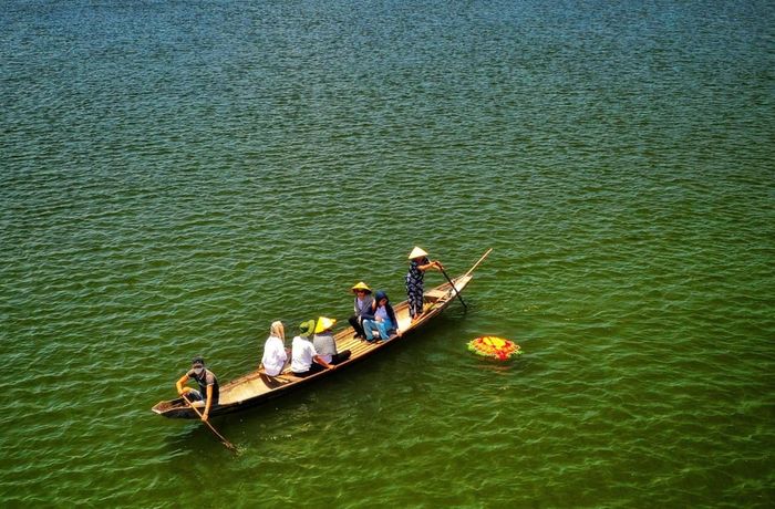 "Đáy sông còn đó bạn tôi nằm"