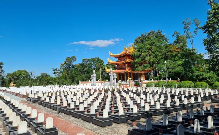 Đất nước hôm nay đã hòa bình, thống nhất, nhưng những tuổi hai mươi ấy thì dừng lại mãi mãi...