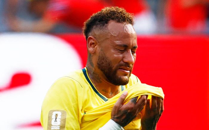 Neymar bật khóc ngay trên sân.