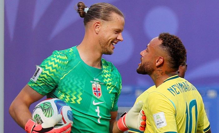 Neymar tranh cãi với Nyland.