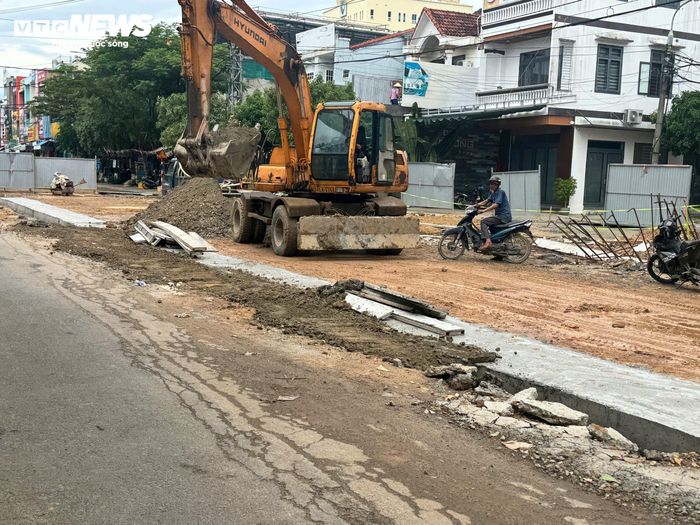 Đến thời điểm hiện tại, dự án mới đạt khoảng 30% khối lượng thi công. Tiến độ kéo dài khiến việc đi lại của người dân gặp nhiều khó khăn, nhiều hộ kinh doanh bị ảnh hưởng.