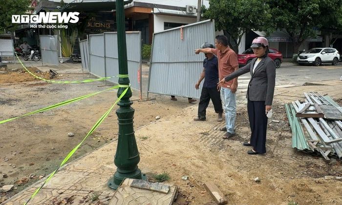 Người dân sinh sống 2 bên đường than vãn bụi bẩn và tình trạng đào xới kéo dài khiến hoạt động kinh doanh của gia đình họ bị ảnh hưởng. Vì vậy, người dân mong muốn đơn vị thi công sớm đẩy nhanh tiến độ, hoàn trả mặt bằng để người dân ổn định cuộc sống.