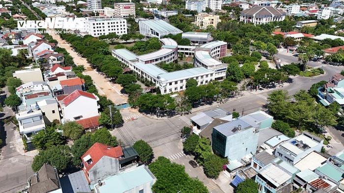 Ông Dương Văn Tuấn, Chủ tịch UBND phường Bàn Thạch, thông tin dự án tuyến mương ngầm thoát nước dọc đường Trưng Nữ Vương do Ban Quản lý dự án đầu tư xây dựng các công trình dân dụng, công nghiệp và hạ tầng kỹ thuật Đà Nẵng làm chủ đầu tư và Công ty TNHH Đại Phú Thịnh là đơn vị thi công. Nguyên nhân chậm tiến độ là do quá trình chuyển giao chủ đầu tư cùng với việc nhà thầu không đáp ứng kế hoạch thi công; ngoài ra còn có một số nguyên nhân khách quan khác đang được chủ đầu tư làm rõ.