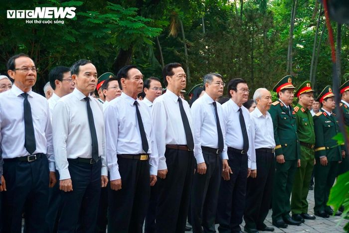 Tham dự buổi lễ có Thủ tướng Lê Minh Hưng cùng nhiều nguyên lãnh đạo Đảng, Nhà nước; Phó Thủ tướng Phạm Thị Thanh Trà - Trưởng Ban Chỉ đạo Quốc gia về tìm kiếm, quy tập và xác định danh tính hài cốt liệt sĩ, Thượng tướng Nguyễn Văn Gấu - Thứ trưởng Bộ Quốc phòng cùng lãnh đạo Quân khu 7 và TP.HCM.