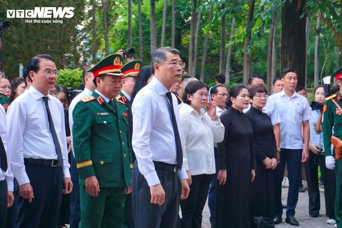 Trước lễ triển khai, các đại biểu thực hiện nghi thức dâng hoa, dâng hương tại Tượng đài Cố Tổng Bí thư Trần Phú và Bia tưởng niệm các Anh hùng liệt sĩ trong khuôn viên Công viên Lê Thị Riêng.