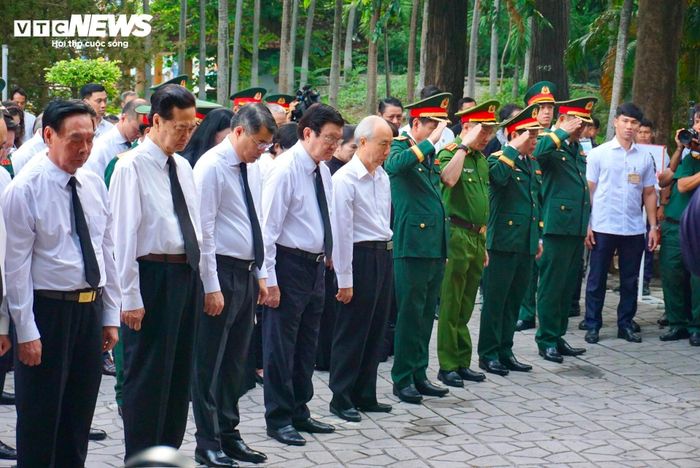 Các đại biểu dành phút mặc niệm tưởng nhớ các anh hùng liệt sĩ đã hy sinh vì độc lập, tự do dân tộc.
