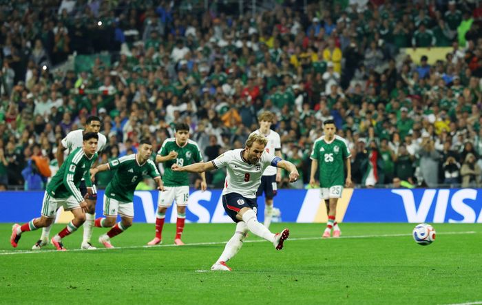 Kane nâng tỷ số lên 3-1. (Ảnh: Reuters)