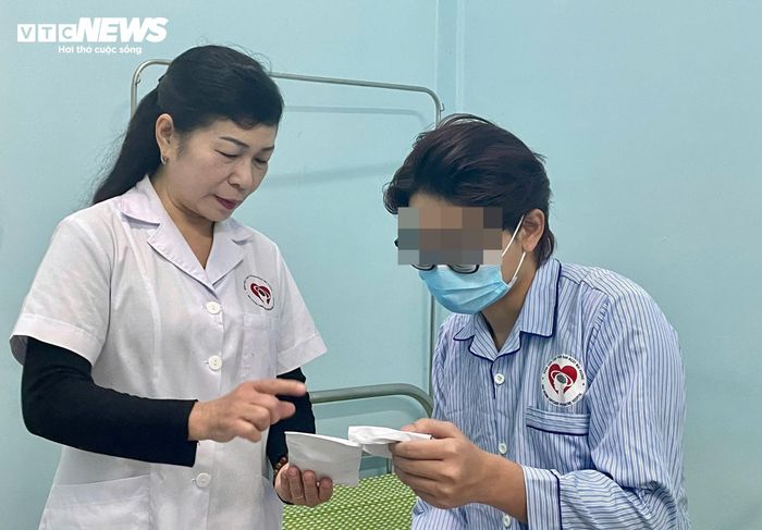 Nhiều người trẻ thành đạt duy trì vẻ ngoài tích cực để che giấu áp lực, khi cơ thể gục ngã mới phát hiện đã rối loạn lo âu. (Ảnh minh họa: Như Loan)