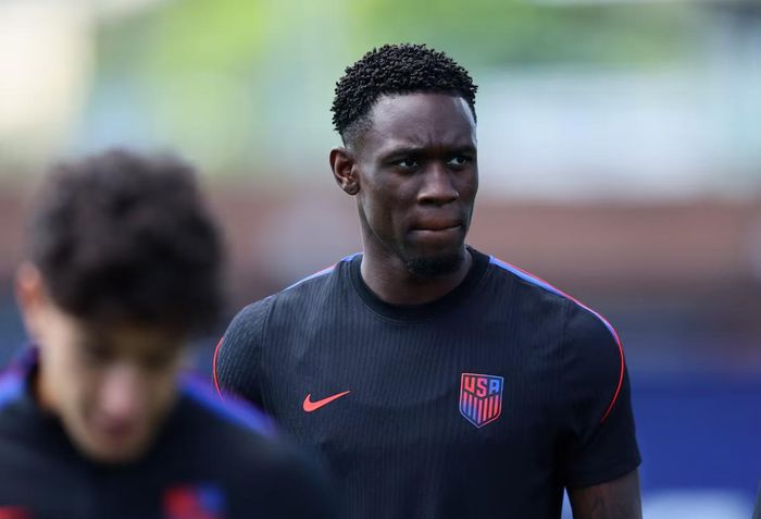 FIFA xóa thẻ đỏ cho Folarin Balogun sau cuộc gọi với ông Trump. (Ảnh: Reuters)