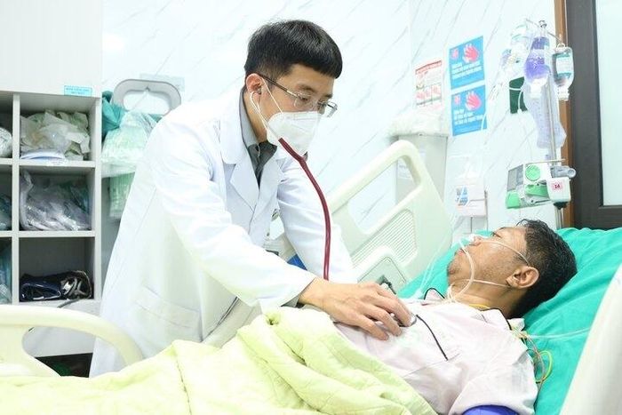 PGS.TS. Mai Duy Tôn, Giám đốc Trung tâm Đột quỵ, Bệnh viện Bạch Mai kiểm tra sức khỏe cho người bệnh đột quỵ điều trị tại trung tâm.