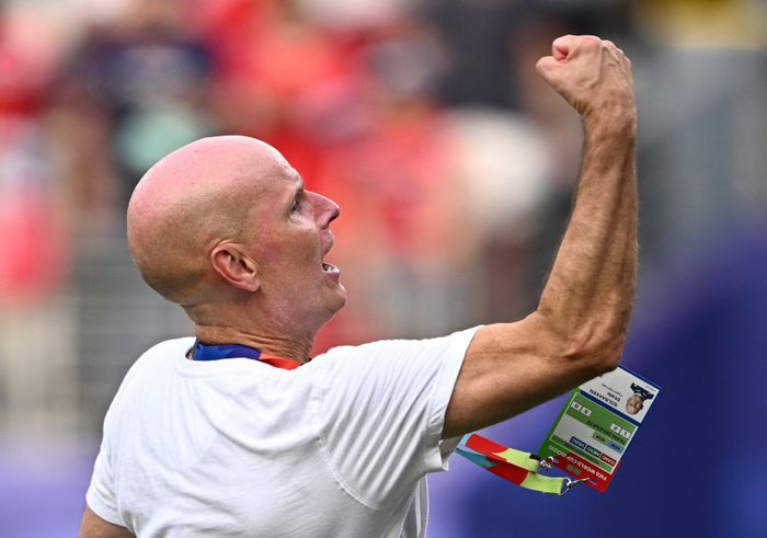 HLV Stale Solbakken vưi mừng với chiến thắng trước ĐT Brazil - Ảnh: Reuters