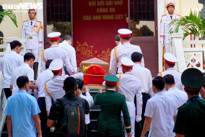 Sau 2 ngày triển khai, lực lượng làm nhiệm vụ phát hiện một rãnh chôn dài khoảng 25m, rộng khoảng 3m. Bước đầu phát hiện có 5 bộ hài cốt cùng tấm tăng bộ đội và nhiều kỷ vật quý giá.