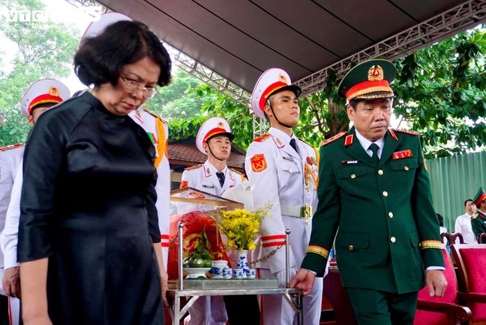 Nguyên Thường trực Ban Bí thư Lê Hồng Anh, Phó Thủ tướng Phạm Thị Thanh Trà, Thứ trưởng Bộ Quốc phòng Nguyễn Văn Gấu và Nguyên Phó Chủ tịch nước Đặng Thị Ngọc Thịnh thực hiện nghi thức di quan.