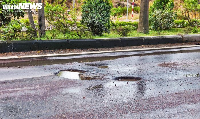 Nhiều vị trí xuất hiện chi chít các hố sâu, tạo thành những chiếc “bẫy” nguy hiểm đối với người đi xe máy, đặc biệt là vào ban đêm hoặc khi trời mưa lớn gây ngập nước.
